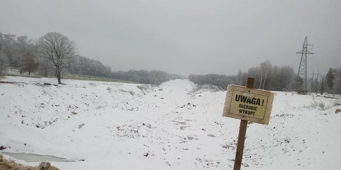 Plac budowy obwodnicy Wąchocka w zimowej scenerii