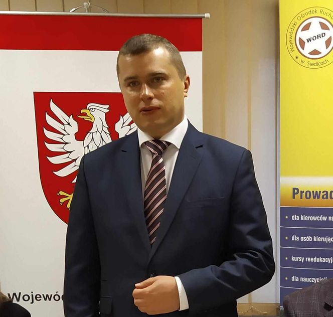 Dariusz Napiórkowski to doświadczony menedżer z ponad 20-letnią praktyką zawodową oraz ponad 15-letnim doświadczeniem na stanowiskach kierowniczych.