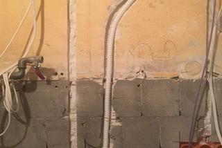 Kraków. Elektryk wziął zaliczkę, a prace utknęły. Niewidomy pan Kazimierz przez nierzetelnego fachowca nie może dokończyć remontu