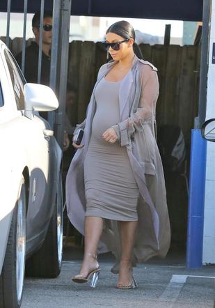 Kim Kardashian w ciąży na obcasach