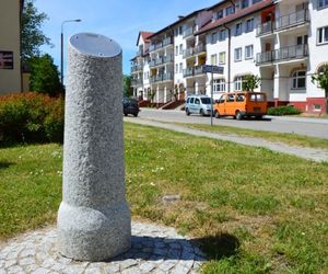 Tajemnicze kamienne słupki rozsiane po miasteczku. Mają symboliczne ryty