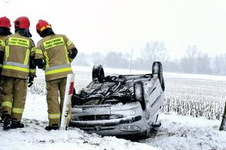 Groźny wypadek w Rzewnowie. Dachowało auto 