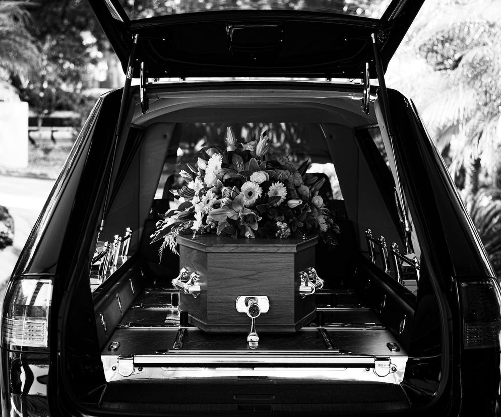 Mężczyzna zmarł na pogrzebie. Żałobnicy, nie wiedzą kim był. Ksiądz kontynuował nabożeństwo