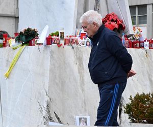 Wierni modlą się o zdrowie Franciszka przed pomnikiem Jana Pawła II. Składają kartki z życzeniami i wiązanki z białych róż