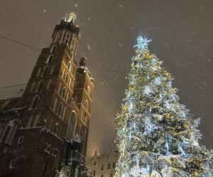 Choinka rozbłysła na Rynku Głównym. Tak wygląda Kraków w zimowej scenerii! [GALERIA] 
