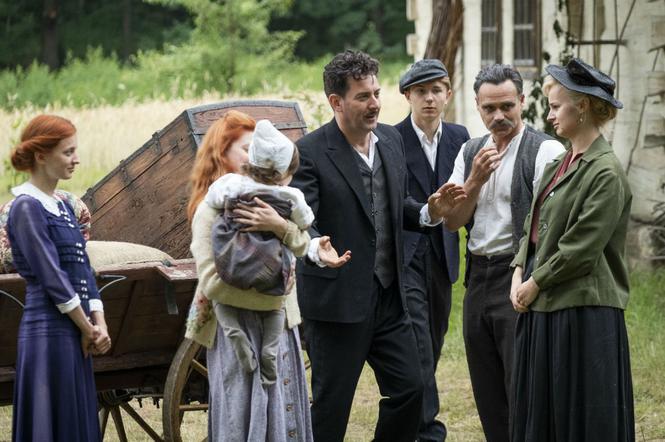 Stulecie Winnych odc. 12. Mania (Karolina Bacia), Ania (Weronika Humaj), Stanisława (Jan Wieczorkowski), Andzia (Barbara Wypych), Guido (Rafał Królikowski)