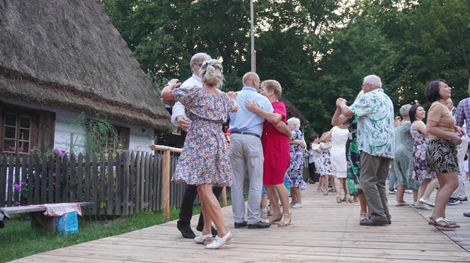 „Tańcowali” na parkiecie w Muzeum Wsi Lubelskiej aż miło było patrzeć! FOTORELACJA z sobotniej potańcówki