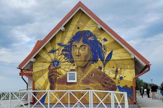 W Olsztynku i we Fromborku pojawiły się murale z Mikołajem Kopernikiem [ZDJĘCIA]