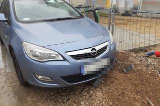 Auto bez kierowcy jechało prosto na przystanek w Łodzi! Świadkowie zdarzenia próbowali je zepchnąć [ZDJĘCIA].