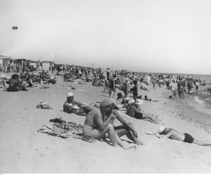 Plażowicze podczas wypoczynku w Karwi w 1932 roku
