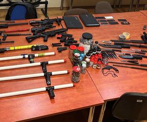 Ostrzelali kamienicę w centrum miasta. Jeden z nich miał w domu cały arsenał