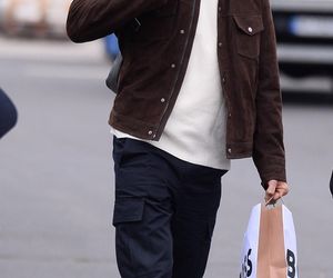 Robert Lewandowski ze szpanerką siatą wysiadł z samolotu