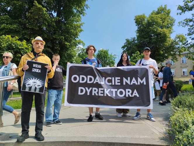 Manifestacja w obronie dyrektora III LO w Tarnowie