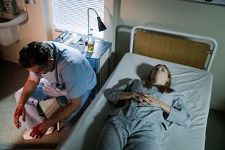 Na Wspólnej, odcinek 3395: Śmierć Elżbiety. Przeszczep serca ukochanej Igora nie uda się. Nalepa będzie miał krew na rękach - ZDJĘCIA