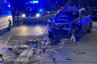 Jechali na interwencję, roztrzaskali radiowozy. Nocna kraksa na Pradze-Północ