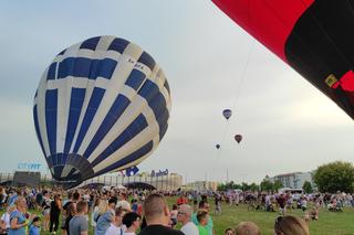 Fiesta Balonowa w Białymstoku. Całe rodziny oglądały start balonów z łąki przed galerią handlową [ZDJĘCIA, WIDEO]