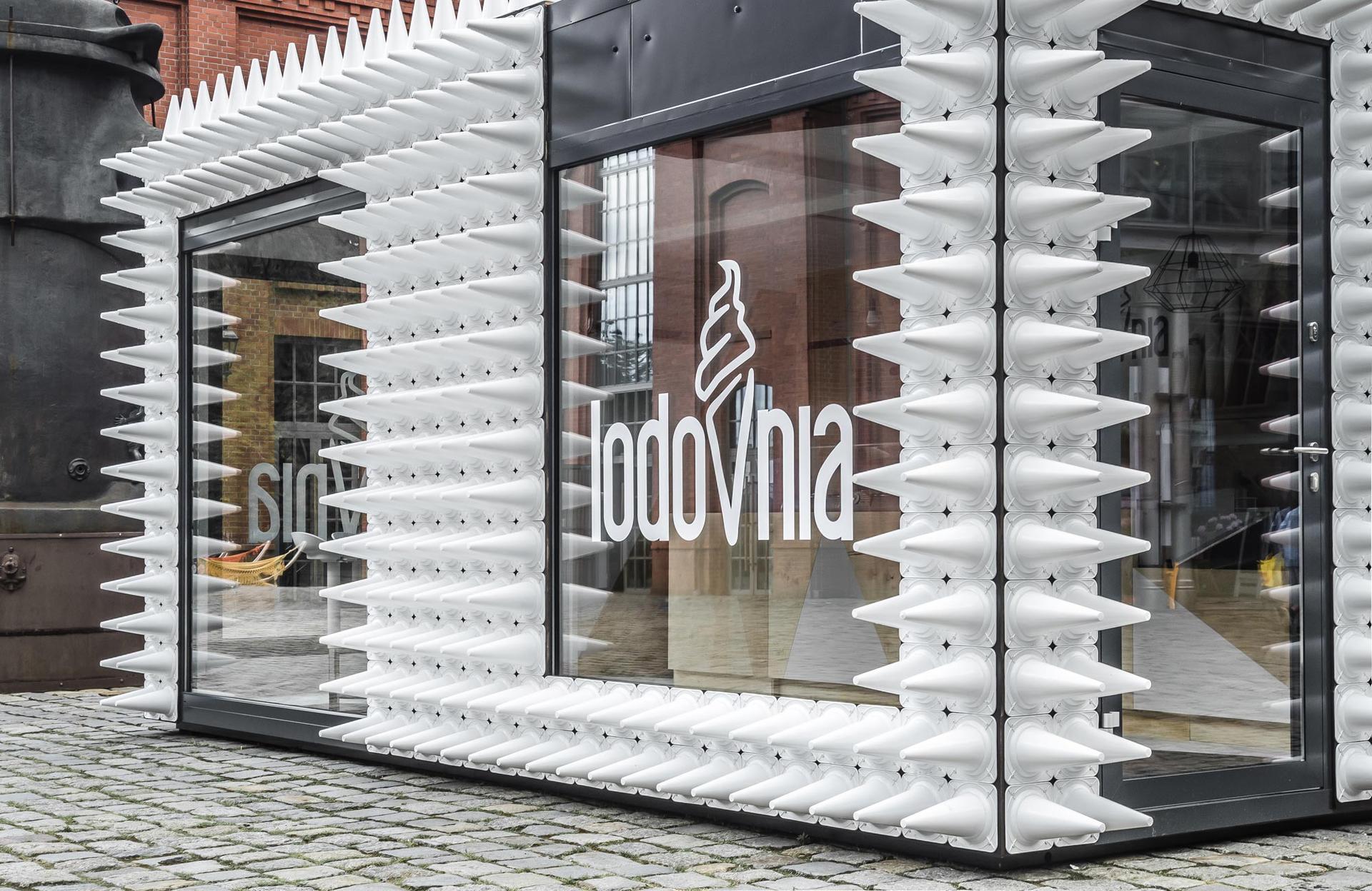 Lodziarnia w mobilnym kontenerze