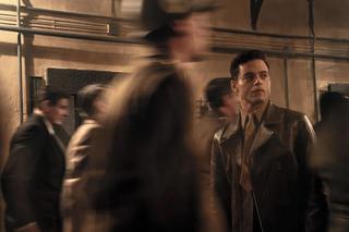 Rami Malek jako Douglas Kelley.