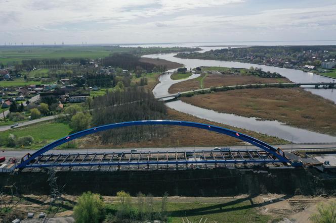 Niebieskie przęsło łukowe mostu nad Dziwną jest już gotowe