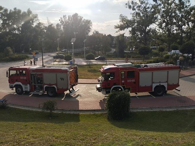 Strażacy wbiegli po schodach pod Olsztynem w pełnym wyposażeniu. Uczcili pamięć zmarłych kolegów [ZDJĘCIA]