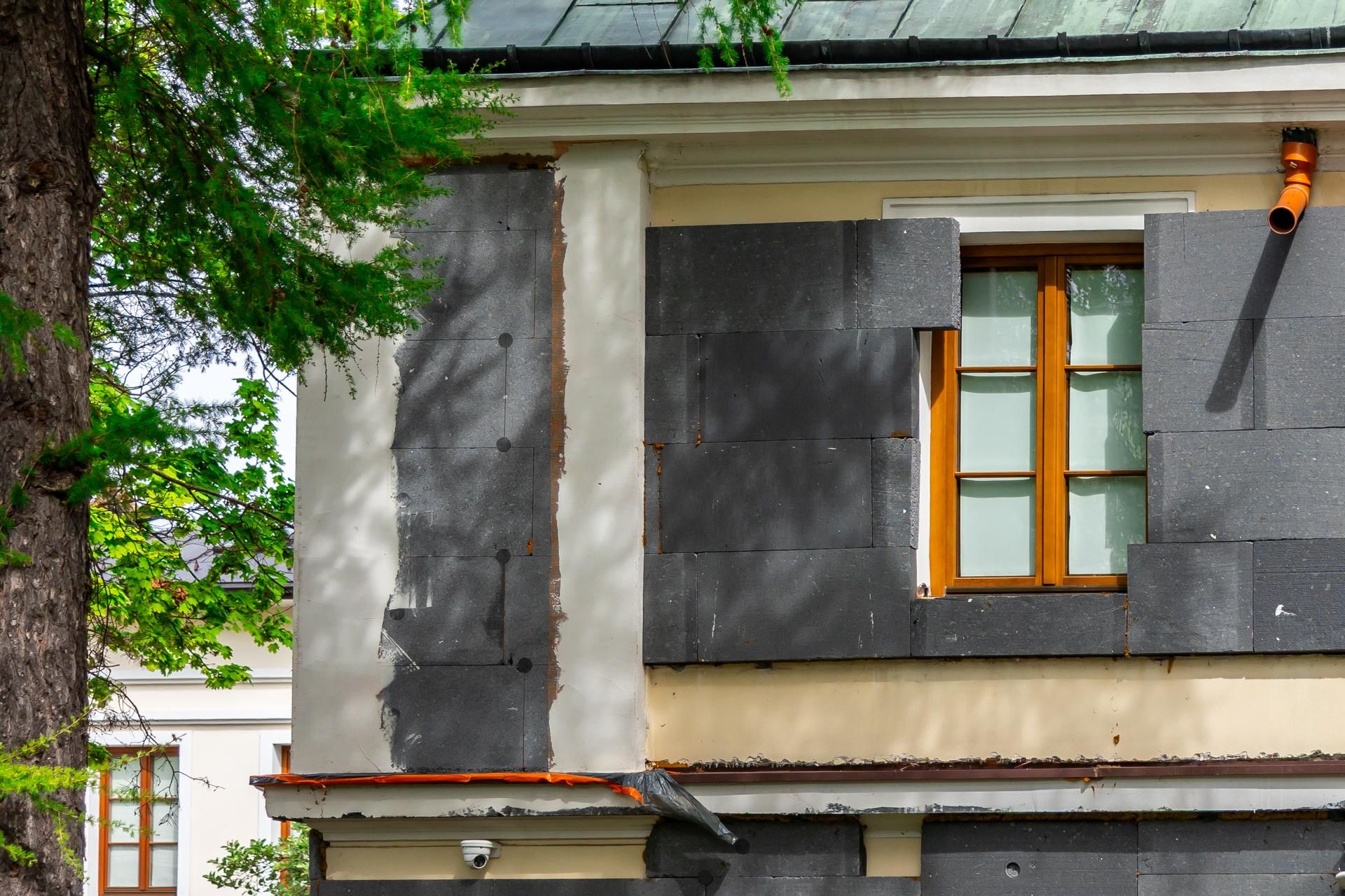 Nielegalna termomodernizacja zabytku w Wilanowie