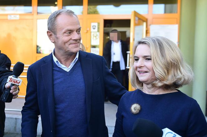  Donald Tusk pokazał, co jego żona Małgorzata wyniosła do piwnicy