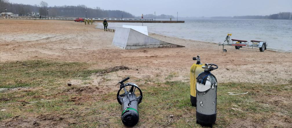 Dramatyczna akcja nad jeziorem w Skorzęcinie! Heroiczna walka o życie nurka