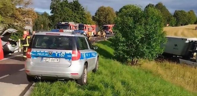 Tragedia pod Olsztynem. Osobówką jechała czteroosobowa rodzina. Ojciec i syn nie żyją