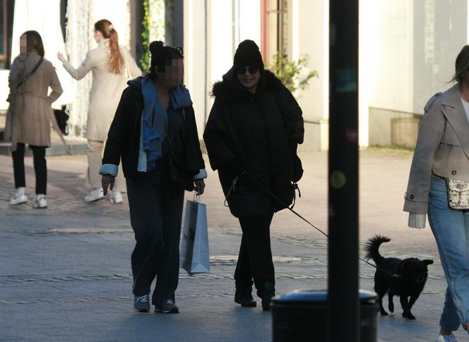 Krystyna Janda w Sopocie zamiast wdychać jod - kurzy jak lokomotywa!
