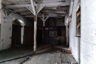 Dworzec kolejowy w Mysłakowicach jest na sprzedaż. Można go kupić za niecałe 400 tysięcy złotych!