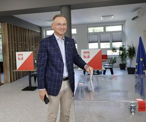 Prezydent RP Andrzej Duda głosował w lokalu wyborczym w Szkole Podstawowej nr 1 przy ulicy Partyzanckiej 15 w Ostrowie Wielkopolskim