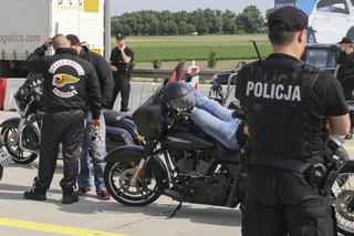 Policjanci pilnują gangu na motocyklach