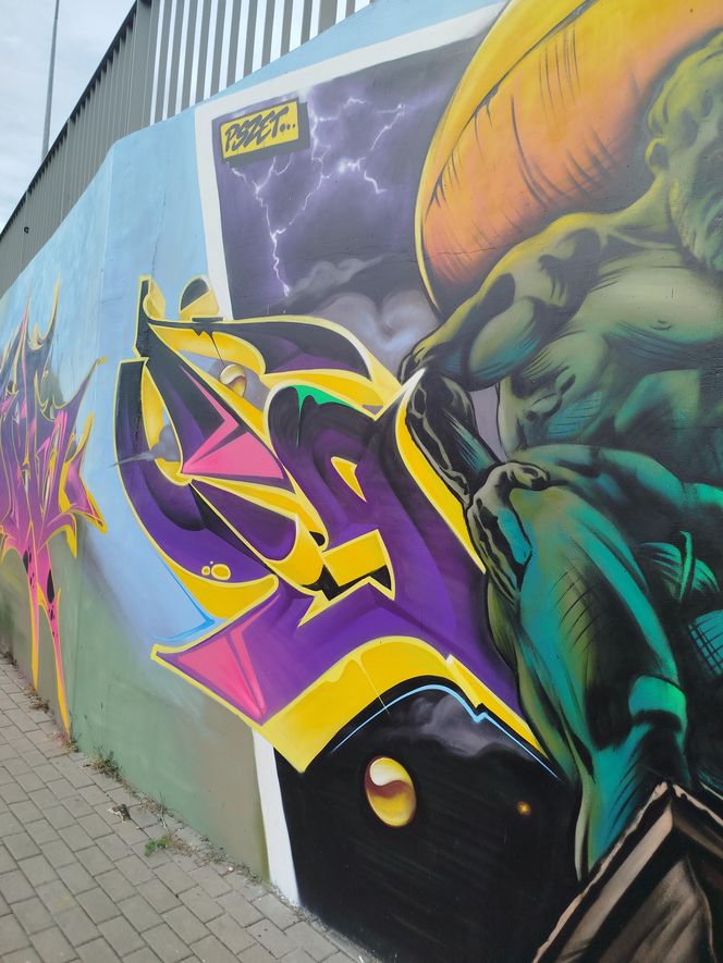 Kolorowe grafiki w siedleckim tunelu pod torami