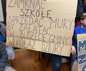 Mieszkańcy protestowali na sesji Rady Gminy Wilkołaz przeciwko likwidacji SP w Marianówce