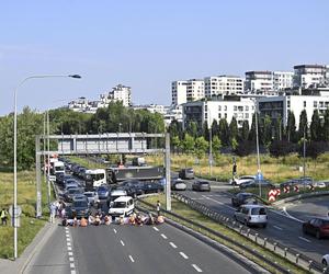  Aktywiści z Ostatniego Pokolenia sparaliżowali ruch. Kierowcy: Ktoś powinien zrobić z nimi porządek!