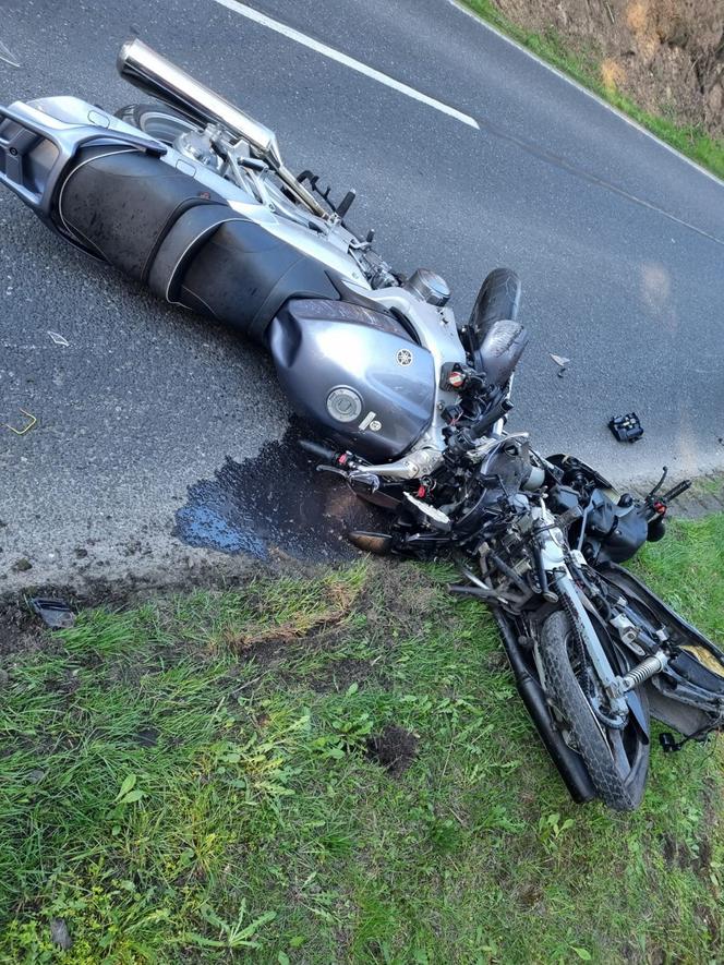 Śmiertelny wypadek pod Łaskiem! Motorowerzysta nie żyje, 45-letnią motocyklistkę zabrał śmigłowiec [ZDJĘCIA].