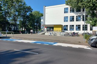 ​Ktoś przemalował strefę „Pocałuj i Jedź” przy Szkole Podstawowej nr 10 w Lesznie. Bo kojarzyła się z barwami Ukrainy