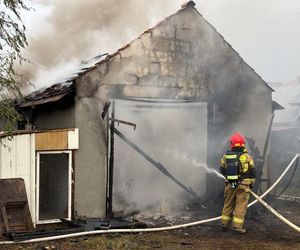 Dąbrowa Tarnowska: Pożar auta elektrycznego. Garaż i pojazd spłonęły