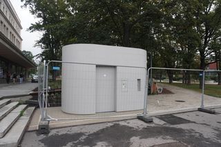 Nowa toaleta publiczna za 484 tys. złotych w Warszawie. Dlaczego kosztuje aż tyle?