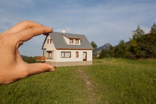 Wycena nieruchomości 2023 - jak sprawdzić, ile jest warte mieszkanie? Jak wycenić nieruchomość samodzielnie?