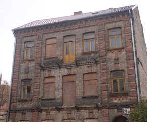 Samotna wyspa z cegły. Opuszczona kamienica ukryta w centrum Białegostoku