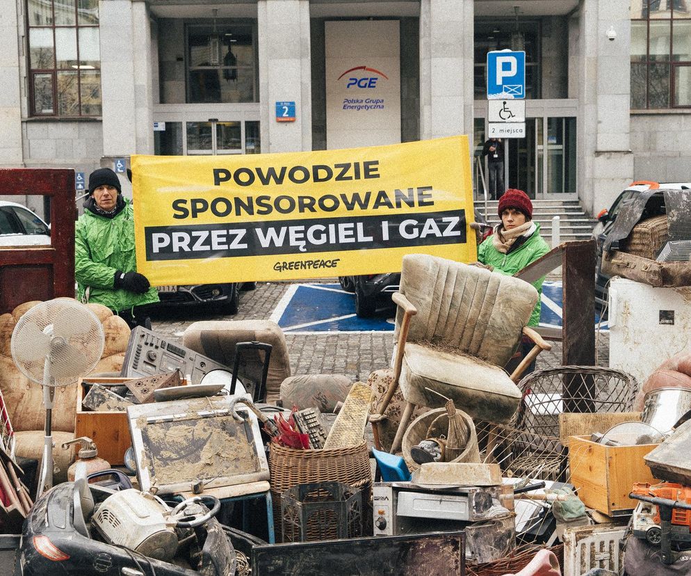 Zniszczone przez powódź sprzęty przed centralą PGE w Warszawie. To akcja Greenpeace