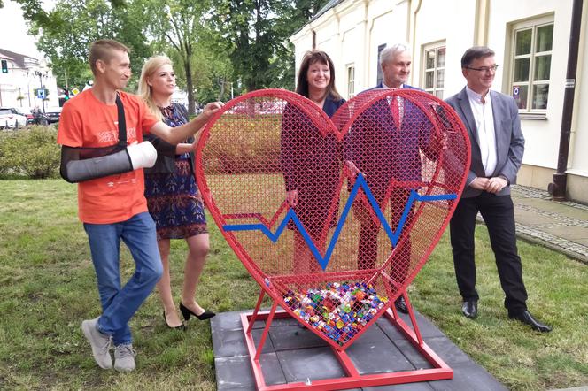 Osoby zaangażowanie w powstanie Serduszka pod dębem. Od lewej: Tomek Skóra, Anna Pietrasik, Janina Ewa Orzełowska, Sławomir Kordaczuk i ks. Paweł Siedlanowski 