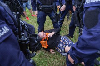 Aktywistka Katarzyna Augustynek zatrzymana przez policję podczas kontrmanifestacji na trasie pikiety przeciwko imigracji