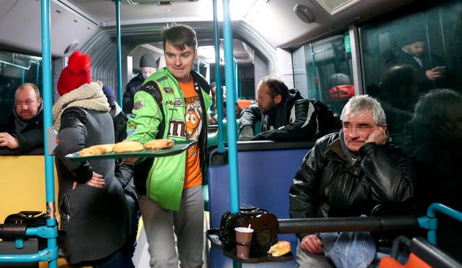 POMOC UBÓSTWO AUTOBUS JEDZENIE