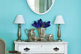 Wnętrza w niebieskościach – tło dla mebli