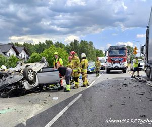 Wypadek w Chełmie Śląskim. Kierowca wjechał pod ciężarówkę