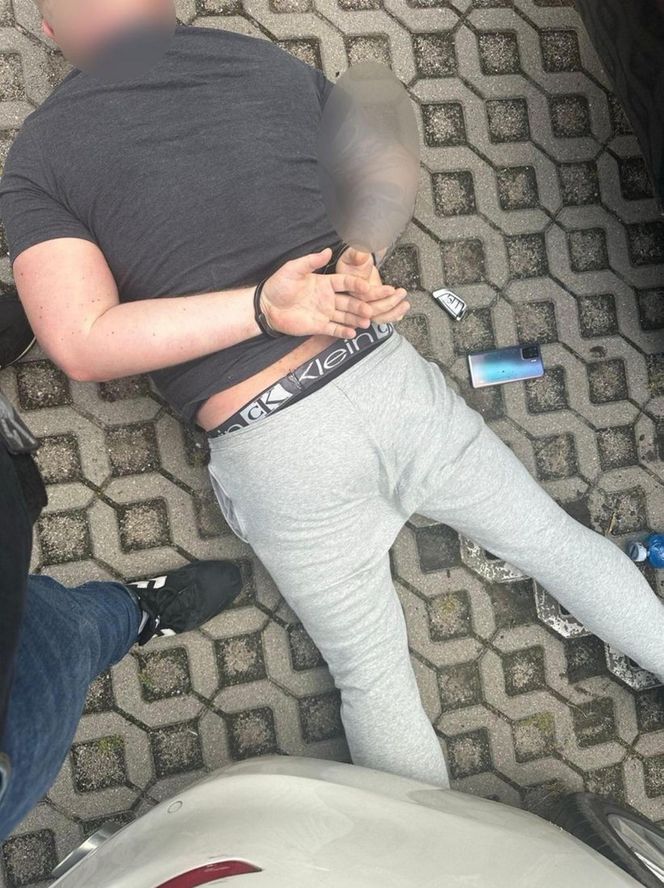 Uciekał kradzionym BMW, radiowóz wylądował na dachu. Pirat drogowy w rękach policji