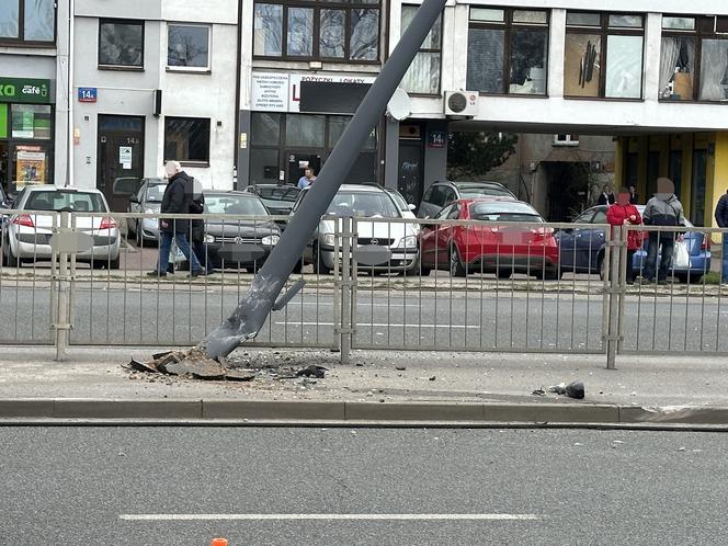 Potworne zderzenie na warszawskiej Pradze. Auto uderzyło w latarnię i sunęło po jezdni na dachu