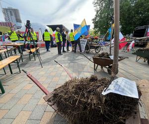 Rolnicy wjechali z gnojem na Europejski Kongres Gospodarczy w Katowicach. Protest przeciwko Zielonemu Ładowi